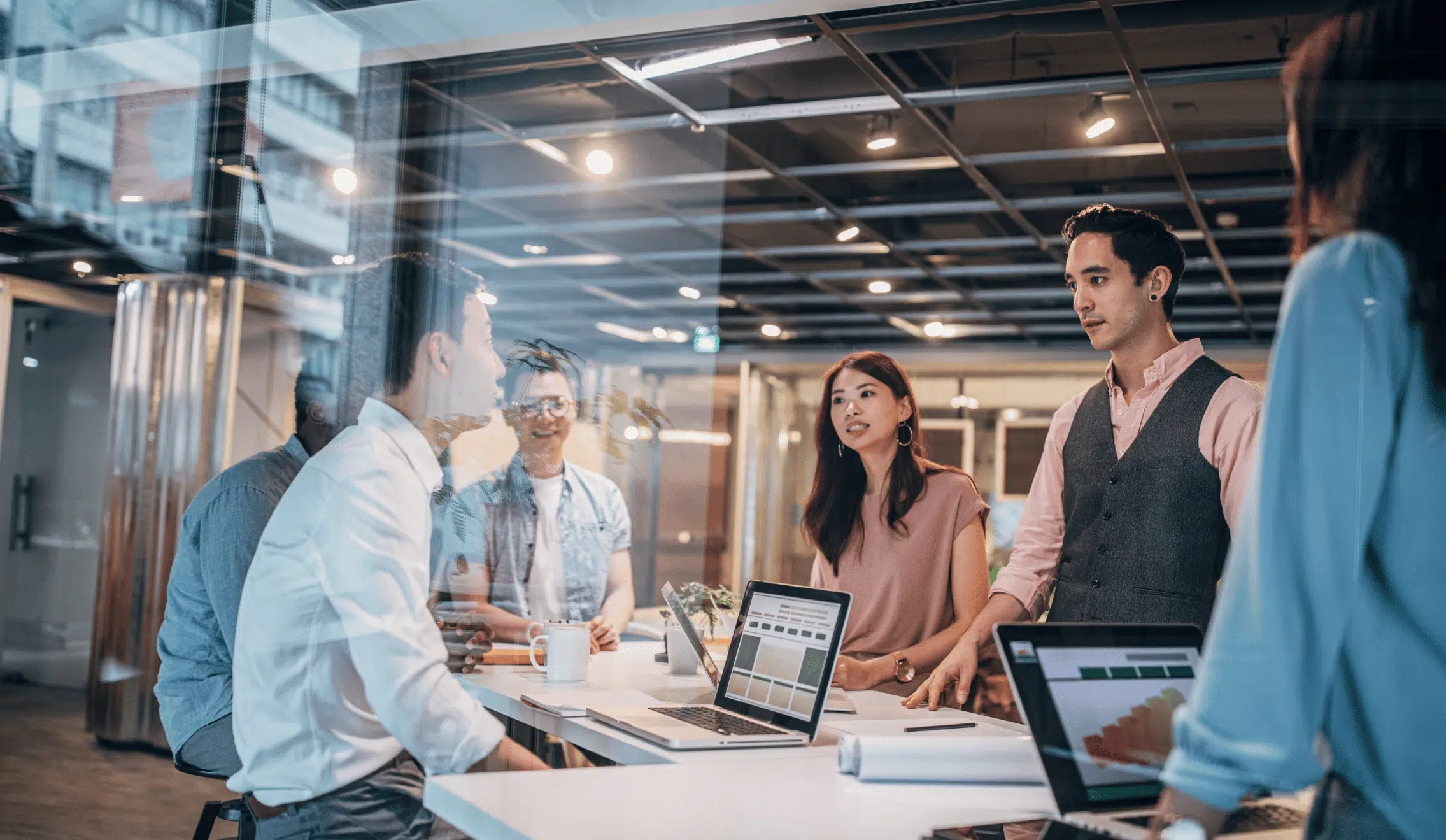 Colleagues collaborating on a Microsoft 365 digital workplace